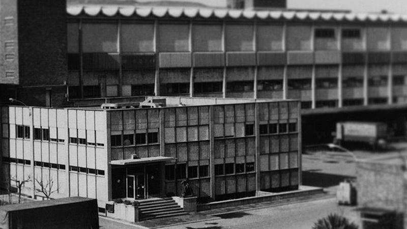 Sous l’égide de Mariano Puig, une usine est construite dans le parc industriel de Besòs dans le cadre du développement international.